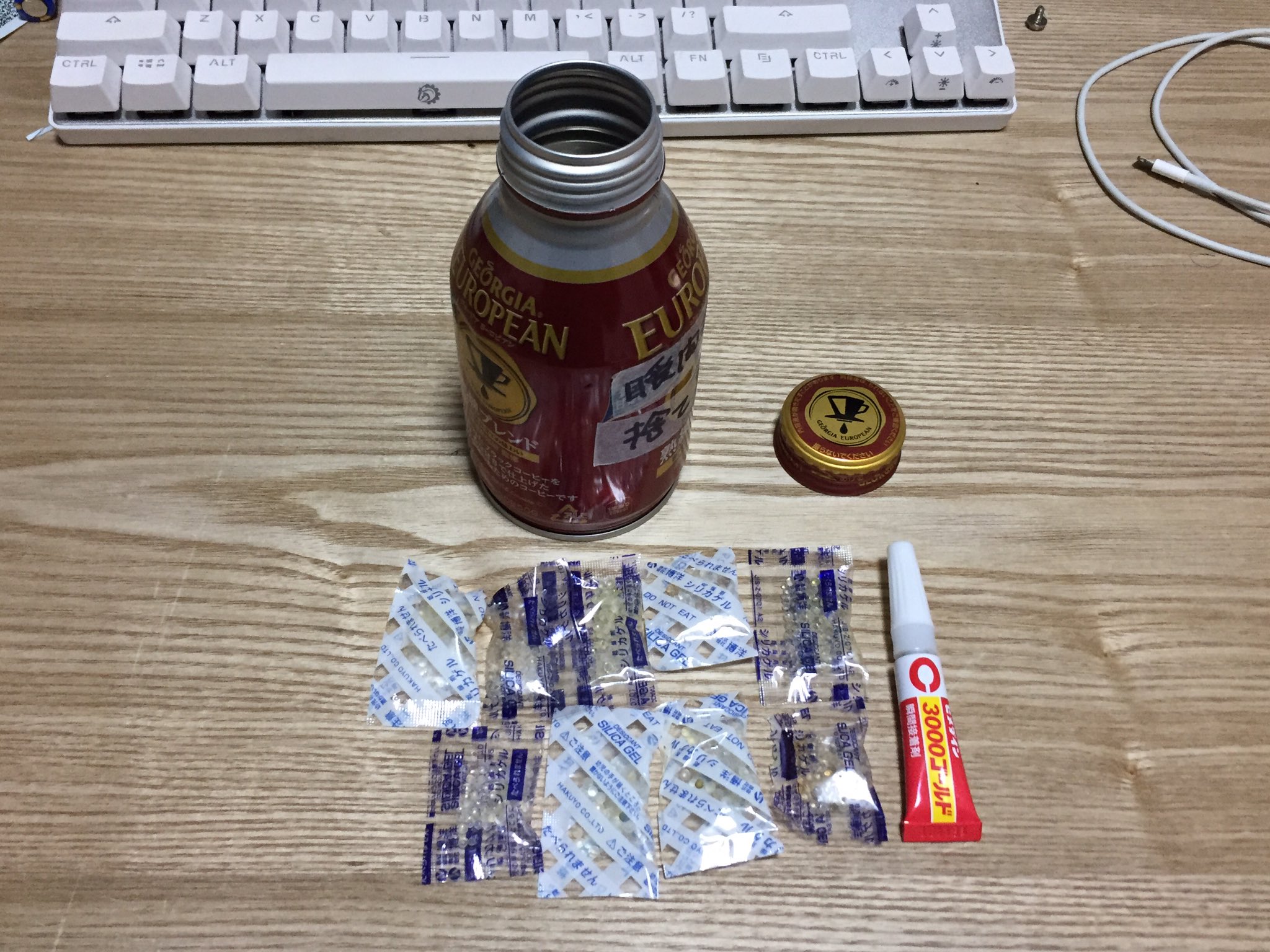 Norihiro Kumagai 注意として シリカゲルを電子レンジでいるときにあまり長時間やりすぎないこと 加熱されて外装の袋が溶け出し 写真参照 果ては 受け皿に使っていた陶器が割れてしまったことも 5分おきぐらいで様子を見ながら進め 外装が溶け出す