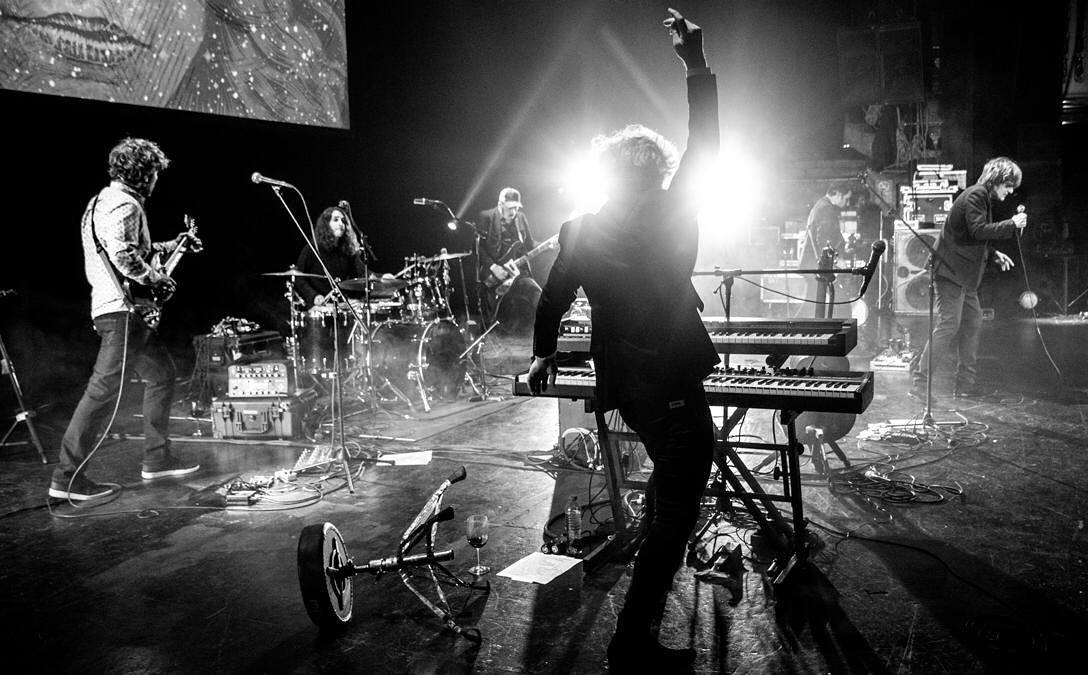 NachoVegasTwit's tweet photo. "Que bien, muy bien no es que estemos / y no encuentro más solución / que ser una más entre las voces rotas / que en cada derrota rompe aún más la voz".
#RockAgainstFascism https://t.co/322raFjNQp