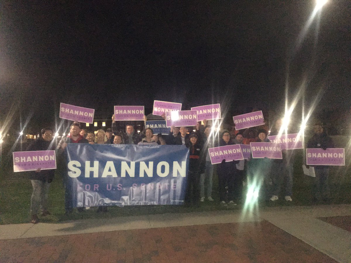AdenChazz's tweet photo. Having a great time with #TeamShannon here at Stonehill tonight. #SledgehammerShannon #EnvironmentalSledgehammer #SmashSmash https://t.co/VWaKTY23Ty