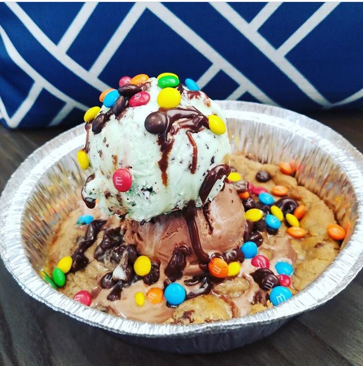 Cookie pie of my eye — made to order fresh baked warm chocolate chip cookie, two scoops of ice cream, and two toppings! 😍🍪✨ 

#cookie #cookiepie #warmcookies #icecream #foodie #eater #dessert #thrillist #chocolatechipcookie #soyummy #dessertlover #bestfoodworld #palmdesert