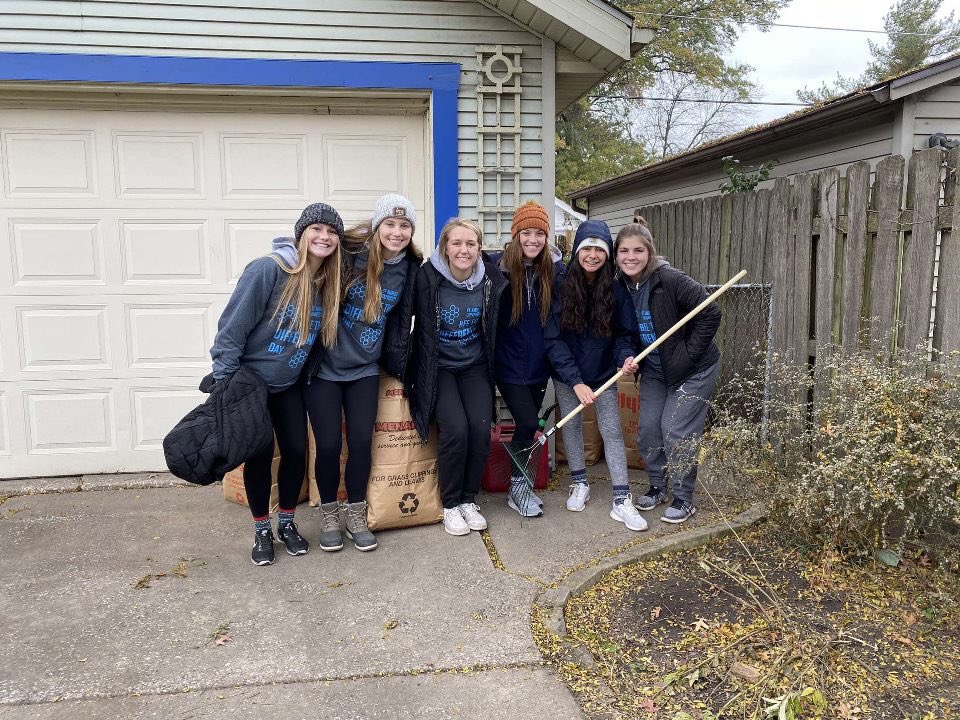 SAUBeesSoftball's tweet photo. Some of our softball players participated in Bee the Difference Day πππ #BeesGivingBack https://t.co/lfaVBpeAuF