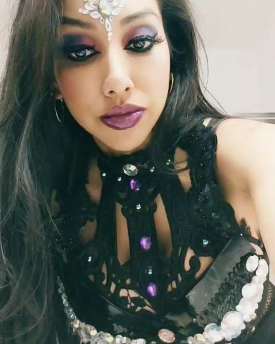 Looking like a dark fairy https://t.co/WtCeZZTzT5 https://t.co/seVyS72vB8