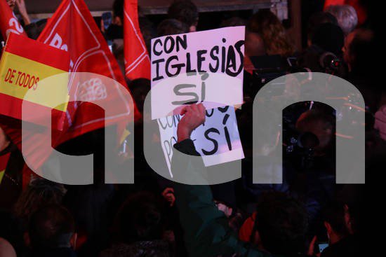 Militants i simpatitzants del <a href="/PSOE/">PSOE</a> criden a <a href="/sanchezcastejon/">Pedro Sánchez</a> "amb <a href="/pablocasado_/">Pablo Casado Blanco</a> no" i "amb @Pablo_Iglesias_ sí" #10N ow.ly/UbU650x7aBJ