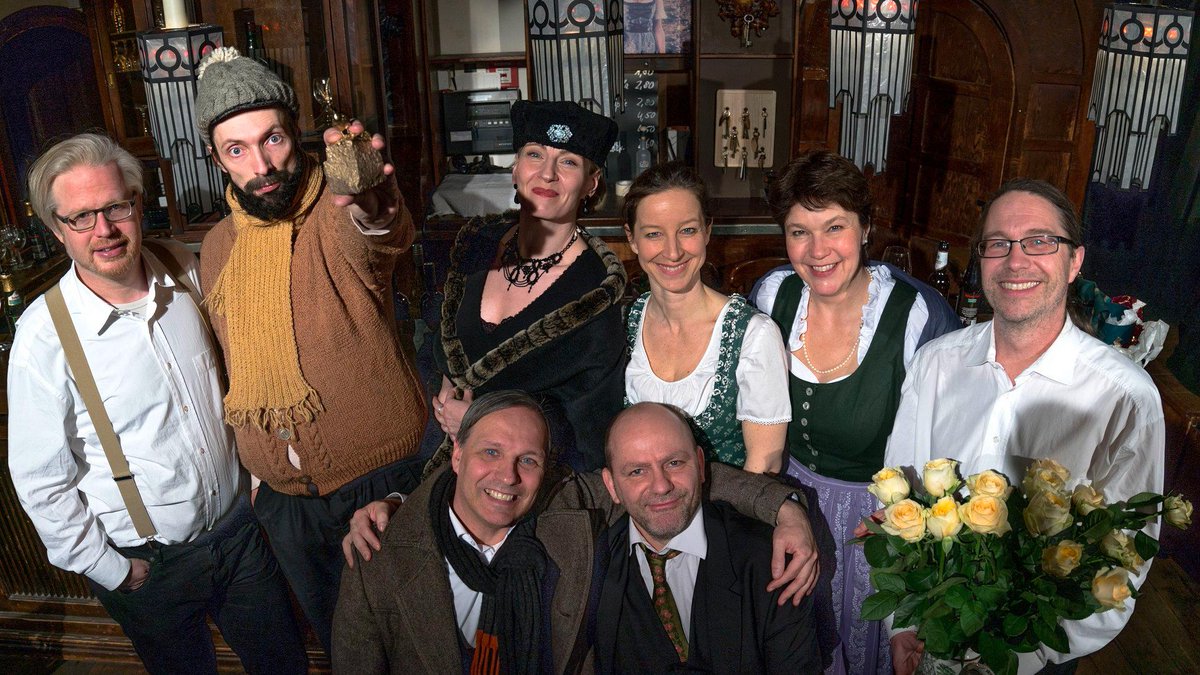 DIE SEIFENOPER-IMPROSCHAU Staffel V | Folge 57 »anno 1953: Das dicke Ende« vom 20. Feb 2018 — Gast: Verena Noll, Thorsten Giese, Heike Ronniger
→ Am 9. Dez. 2019 feiern wir die 75. Folge im @WERK_2_Leipzig #südknecht75 #hornserben #improsoap vimeo.com/channels/adolf…