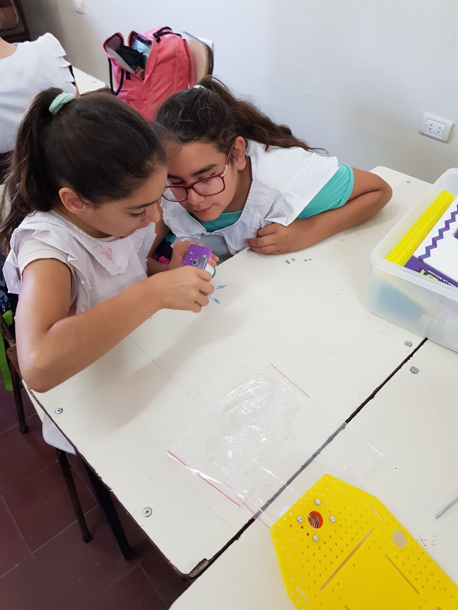baedurobotr13's tweet photo. #Pergamino
Los chicos de la escuela EEP12 de #Acevedo estuvieron trabajando y armando el auto #robot. 
La próxima seguimos con la #programación. 🤖⚙️🔧💻💪🏻

#Programación #Trabajoenequipo 
#Robotica #PPRE
@BAConectados https://t.co/8r21UKvbS8