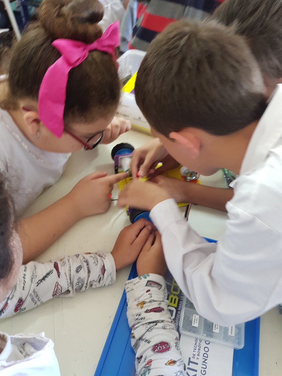 baedurobotr13's tweet photo. #Pergamino
Los chicos de la escuela EEP12 de #Acevedo estuvieron trabajando y armando el auto #robot. 
La próxima seguimos con la #programación. 🤖⚙️🔧💻💪🏻

#Programación #Trabajoenequipo 
#Robotica #PPRE
@BAConectados https://t.co/8r21UKvbS8