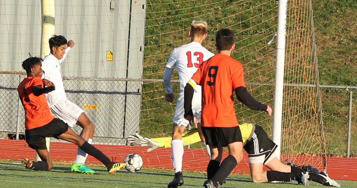 McClellandPeter's tweet photo. Beverly's Joel Platt scored a goal vs Winchester yesterday in a D2 North matchup.  https://t.co/dDgSXXW1yi @joelplatt_ @Edgardeleon88 @BeverlyHSsoccer https://t.co/ngtTG7YtMX