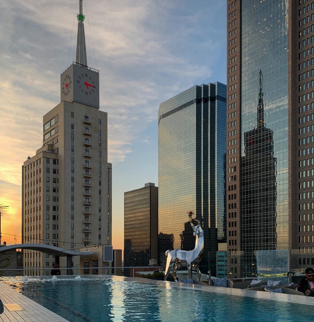 Enjoying the final days of rooftop weather 🙌 #TheStatler

📷: @taronnogram