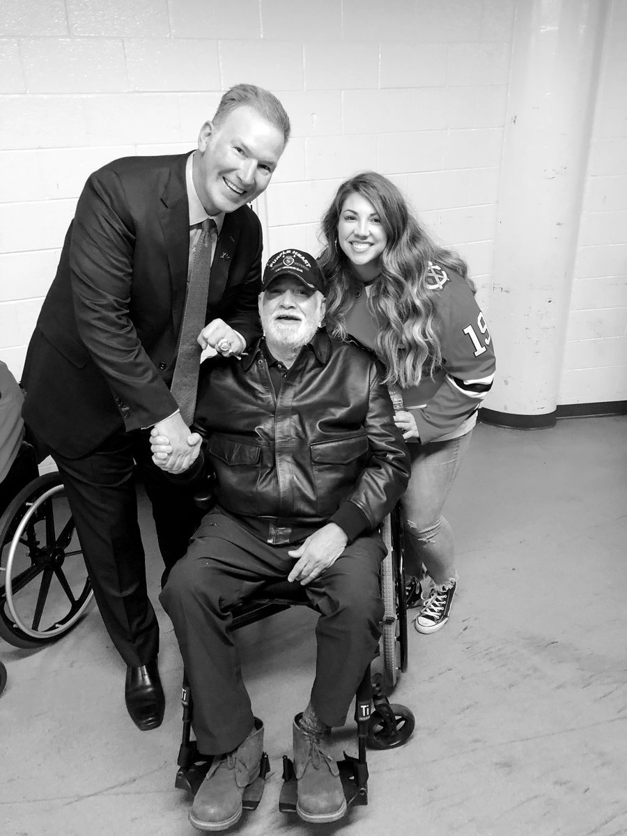 julia_erler's tweet photo. Sup Jim 
@Anthem_Singer @NHLBlackhawks https://t.co/v8fAaqCtwg