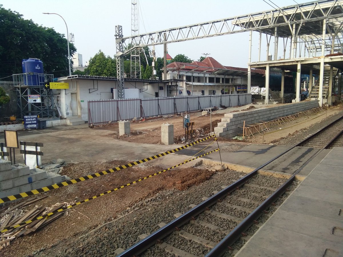 PotretKereta's tweet photo. Semoga lebih cepat lagi pembangunannya di Stasiun Jatinegara @CommuterLine @InfoKRL @keretaapikita @KAI121 https://t.co/7ThzqmmUYo