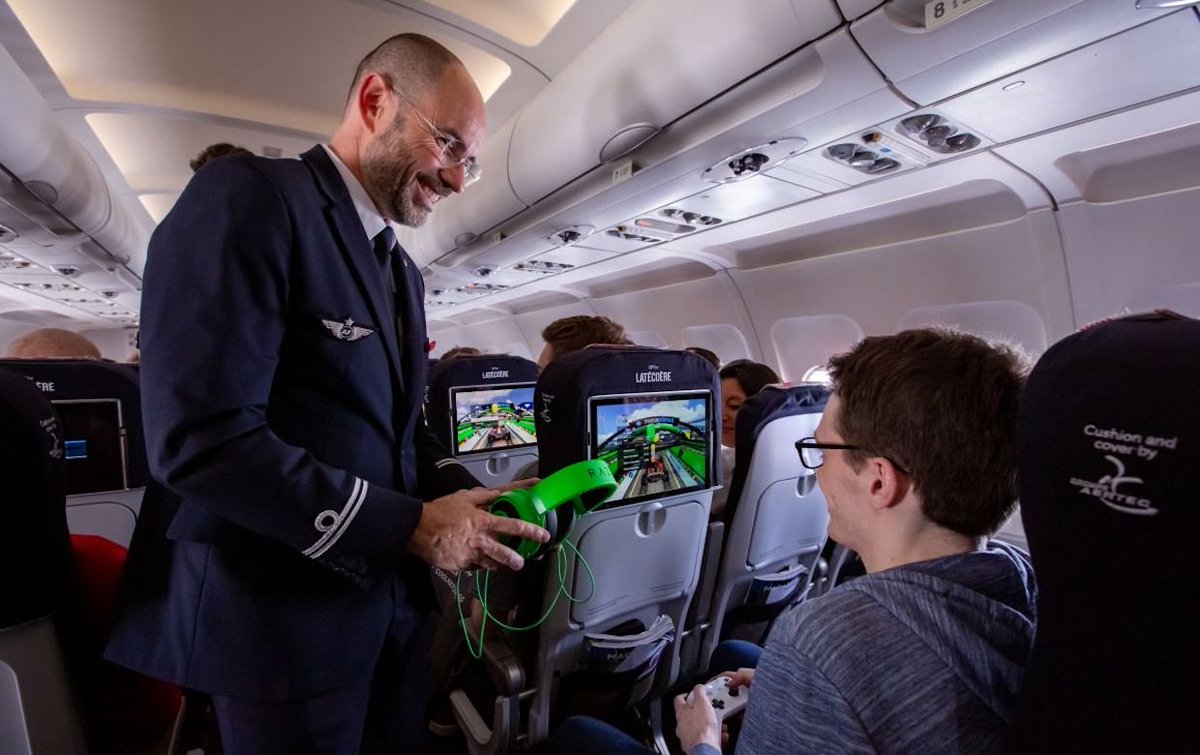 パリの #スタートアップ <a href="/oledcomm/">OLEDCOMM</a>  の技術でセキュリティが優れた光を照射してインターネットとデバイスをつなぐ #LiFi システムを提供🇫🇷✈️
エールフランス、Oledcommの協力でWi-Fiの100倍速いLi-Fiを備えた初の商業飛行を実施 - THE BRIDGE buff.ly/32wBeM3 by <a href="/thebridge_jp/">BRIDGE（JP）</a>