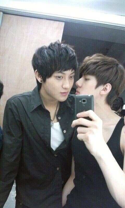 exo_citou's tweet photo. mas do que amigos brothers https://t.co/S4xHBLGFkg