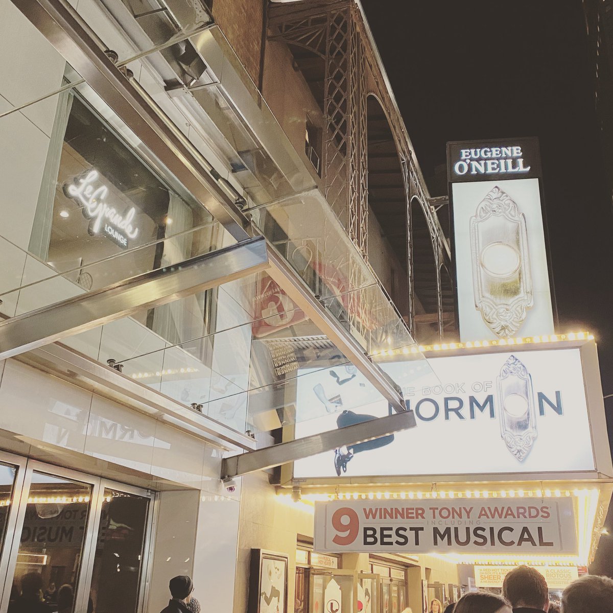 Manaboss's tweet photo. A #broadway pour voir le show @BookofMormon sur les conseils de @InThePanda https://t.co/DFP7W5BnKW