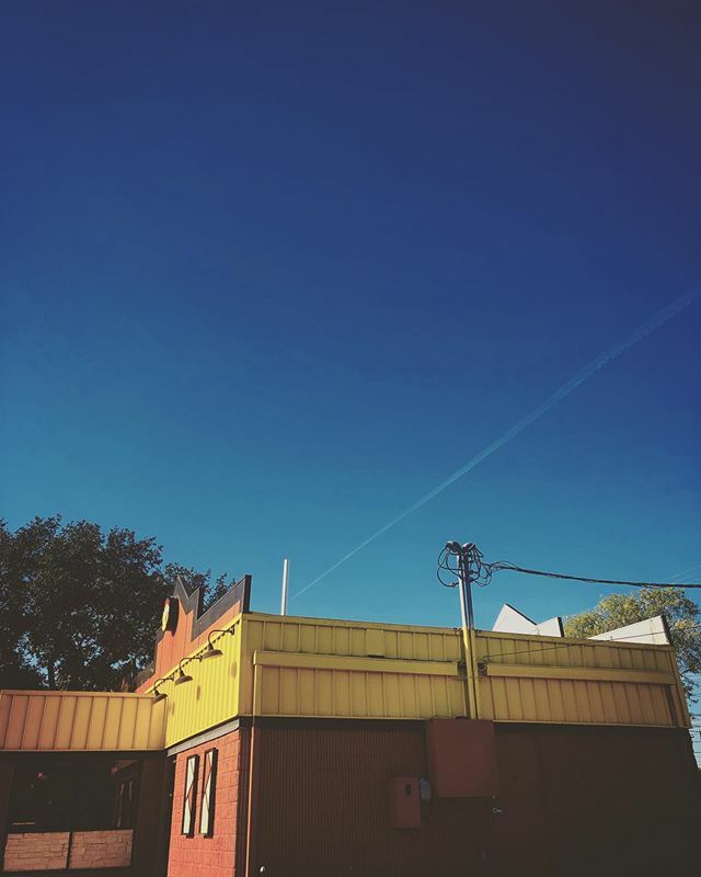 yellowsock's tweet image. Nothing but blue skies. 
#blue #complementarycolors #chemtrails #chemtrail #instagood #instatexas #austintexas #sky ift.tt/34RH1h5