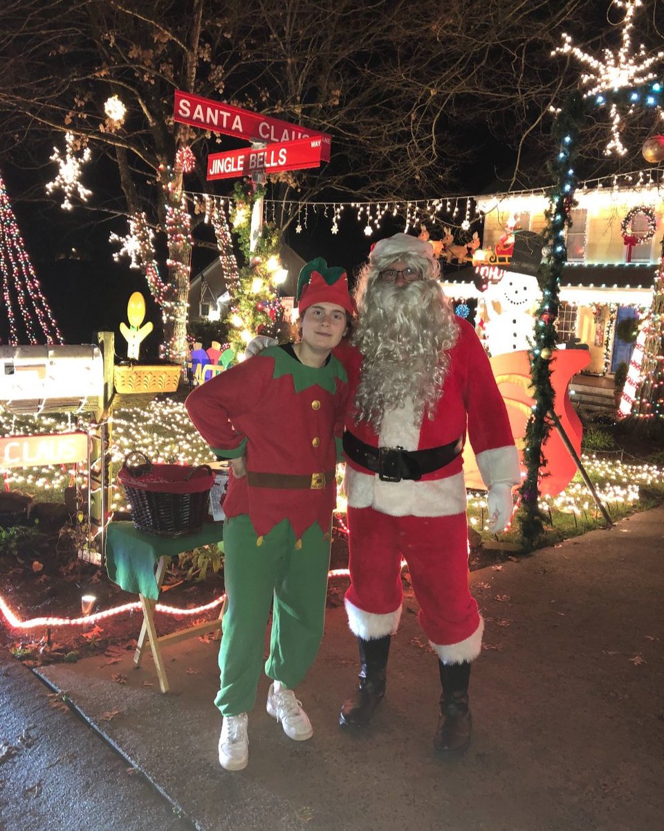 KingofPopsCLT's tweet photo. Our @TreeElves friends have been meeting with the jolly guy to bring you some holiday cheer &amp; good vibes. 

🎄 If you still haven't booked your tree click here 👉 https://t.co/WxuLn6EgSk https://t.co/5otMjHcu0V