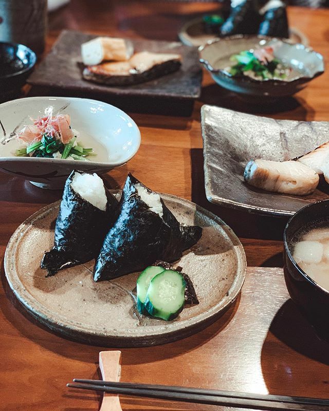 acecampstravel's tweet photo. Today we learnt the making of dashi and hand rolling onigiri (seaweed wrapped rice) before enjoying it for lunch. #acecampskaratsu #acecampstravel https://t.co/L4mGwp2ioS https://t.co/2eSgB4RdPb