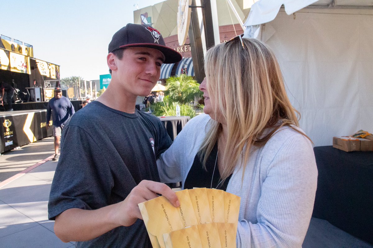 AlliedEsports's tweet photo. Congratulations to @yermomontoast  on winning the $10,000 shopping spree prize at the #SimonCup L.A. Regional Final &amp; Festival! 
Don’t forget to thank your friend’s mom for convincing you to join the competition! 😈👏🏽🔥 https://t.co/wVOUYDQJ5D