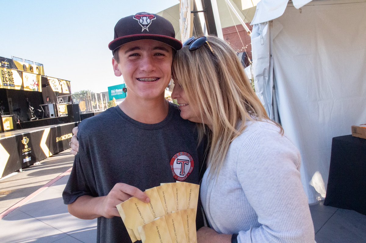 AlliedEsports's tweet photo. Congratulations to @yermomontoast  on winning the $10,000 shopping spree prize at the #SimonCup L.A. Regional Final &amp; Festival! 
Don’t forget to thank your friend’s mom for convincing you to join the competition! 😈👏🏽🔥 https://t.co/wVOUYDQJ5D