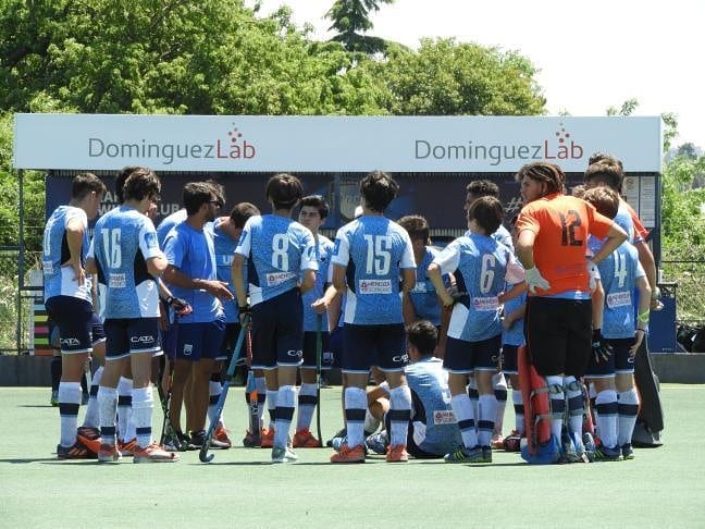 MinutoHockey's tweet photo. #ArgSub16 🏆🏑
🔶 Los chicos de Mendoza terminaron el torneo en el tercer lugar y se subieron al podio en Paraná.
🔶 En el partido por el 3/4 puesto los dirigidos por Maximiliano Díaz derrotaron a Córdoba 2-1.
🔶 Los goles fueron anotados por Lautaro Gutiérrez y Franco Bascopé. https://t.co/pByvLaQQlZ
