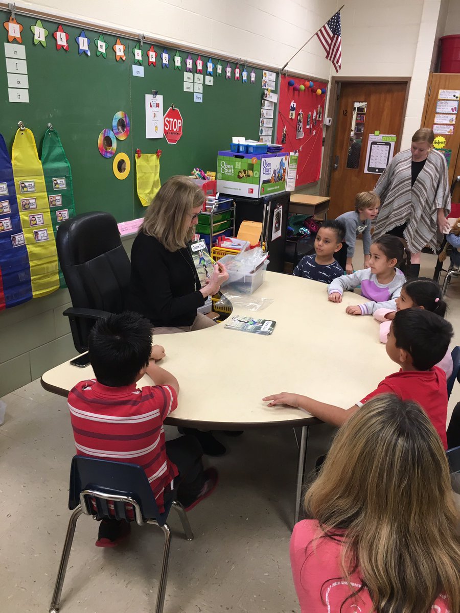 KHarmon17's tweet image. Our teachers learning from the best! #modellesson @PattyNestor1 @katie__cox @msoffidani @SusanMarziale @MrsDaue @MiletoJM @WarrenES_BCPS @BCPS_ELA