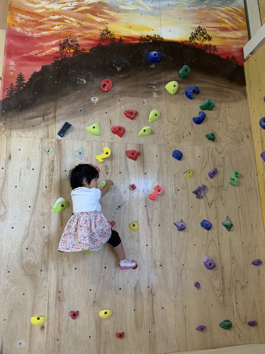 ট ইট র 尾川とも子 Funny Bone さんにお邪魔しました お洒落な絵がとても印象的 ムーブがひねった少し考える課題が多かった印象でした Funnybone クライミング ボルダリング スポーツクライミング 尾川とも子 東京オリンピック T Co