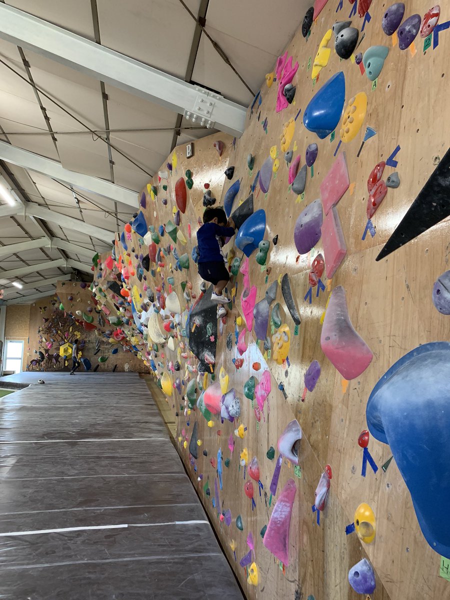 ট ইট র 尾川とも子 Funny Bone さんにお邪魔しました お洒落な絵がとても印象的 ムーブがひねった少し考える課題が多かった印象でした Funnybone クライミング ボルダリング スポーツクライミング 尾川とも子 東京オリンピック T Co