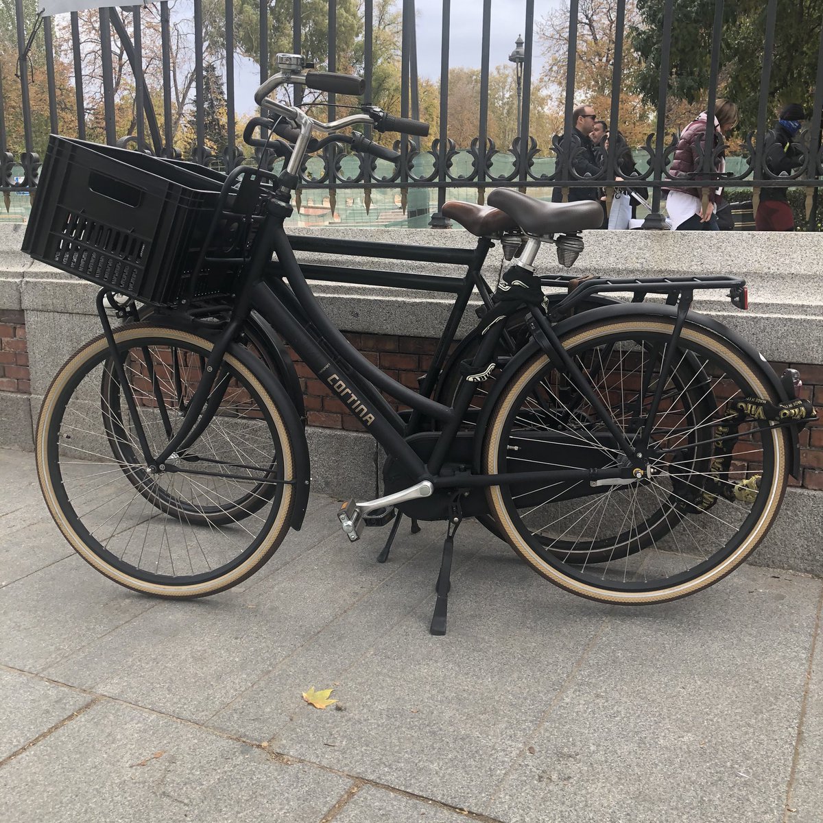 Ecociclista's tweet photo. Pedaleando por Madrid, me encontré con estas #omafiets / #opafiets , clásicas bicis holandesas marca Cortina. Se ven muy robustas .
---
#Madrid #Urbancycling #ciclismourbano #madridspain #vintagebike #vintagebicycle #bike #bicivintage #biciclasica
#cortinabikes @cortinabikes https://t.co/tvzWosZcim