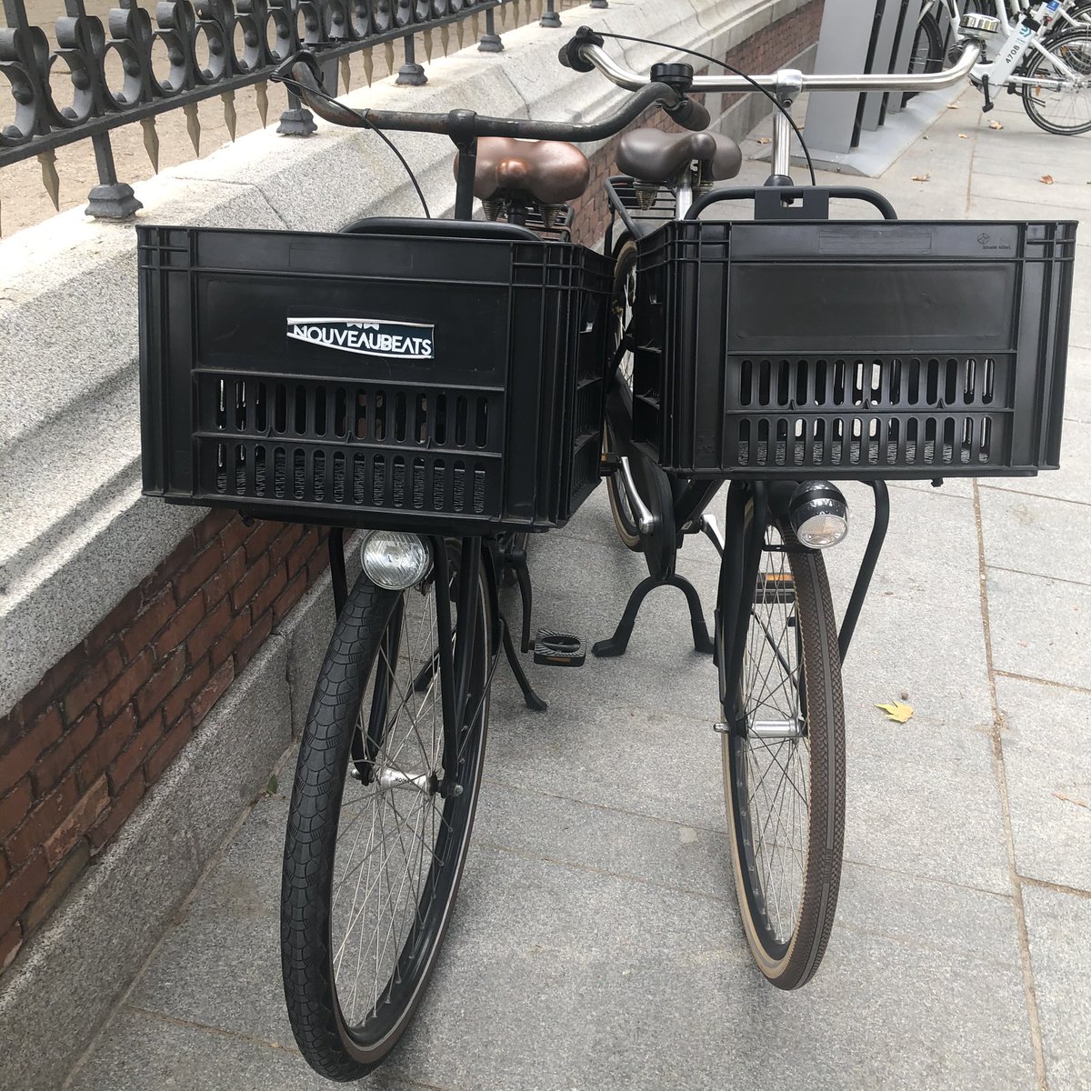 Ecociclista's tweet photo. Pedaleando por Madrid, me encontré con estas #omafiets / #opafiets , clásicas bicis holandesas marca Cortina. Se ven muy robustas .
---
#Madrid #Urbancycling #ciclismourbano #madridspain #vintagebike #vintagebicycle #bike #bicivintage #biciclasica
#cortinabikes @cortinabikes https://t.co/tvzWosZcim