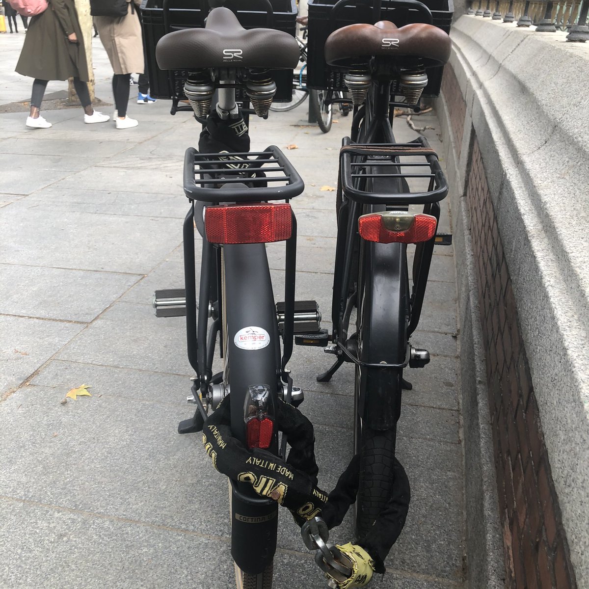 Ecociclista's tweet photo. Pedaleando por Madrid, me encontré con estas #omafiets / #opafiets , clásicas bicis holandesas marca Cortina. Se ven muy robustas .
---
#Madrid #Urbancycling #ciclismourbano #madridspain #vintagebike #vintagebicycle #bike #bicivintage #biciclasica
#cortinabikes @cortinabikes https://t.co/tvzWosZcim