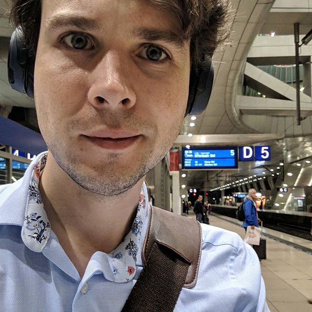 ChristopherIsak's tweet photo. I keep getting in the wrong queue.
#travel #travelphotography #igers #igersgermany #instagood #photooftheday #igdaily #tired #afterflight #business #businesstrip #station #train #work #igfashion #ootd #frankfurt #germany #sleepy https://t.co/MHuZqovTUP