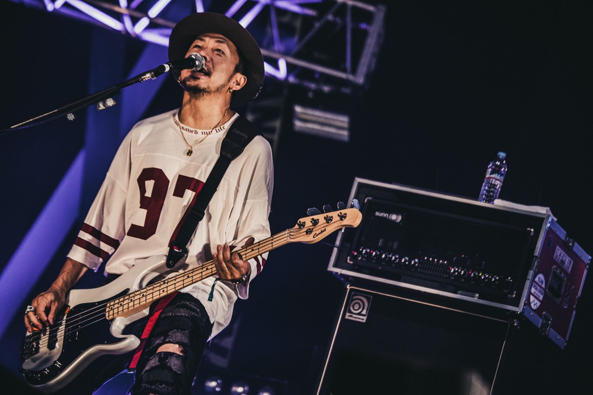 E Yain On Twitter ベースの日だから好きなベーシスト晒す 圧倒的になおきさん 最近細美さんとbonezとnoiseとカントリーしか呟いてないけど なおきさんすきすぎてlineのトーク背景はなおきさんのまま 笑 Bonez Ptp のつよしさん ブルエンのつーじー Noiseのまyu