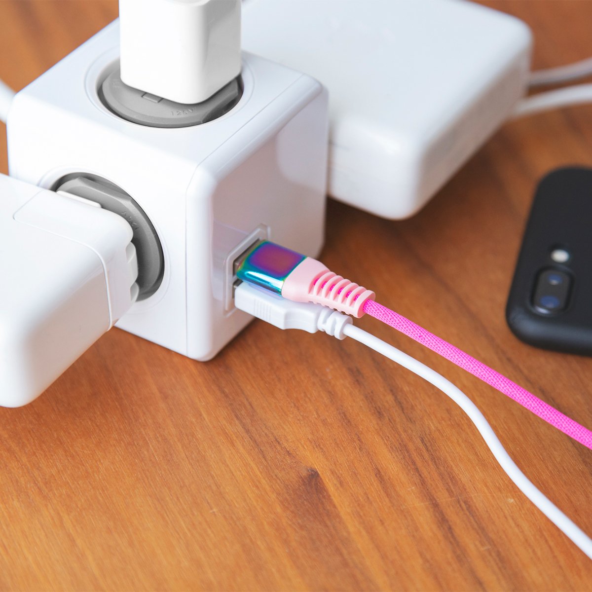 monocojp's tweet image. iPhoneケーブルに“虹色”の発想はなかったなぁ! コネクタ部分まで玉虫色でさらにアガる! #iPhoneケーブル #虹色の魔法 
monoco.jp/brand/cable