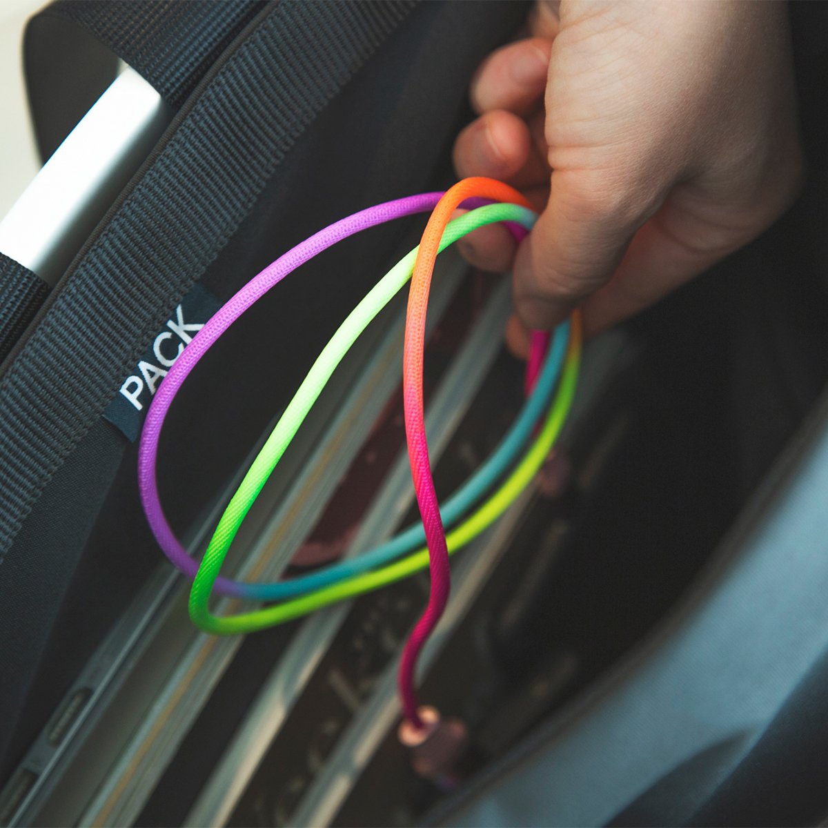 monocojp's tweet image. iPhoneケーブルに“虹色”の発想はなかったなぁ! コネクタ部分まで玉虫色でさらにアガる! #iPhoneケーブル #虹色の魔法 
monoco.jp/brand/cable