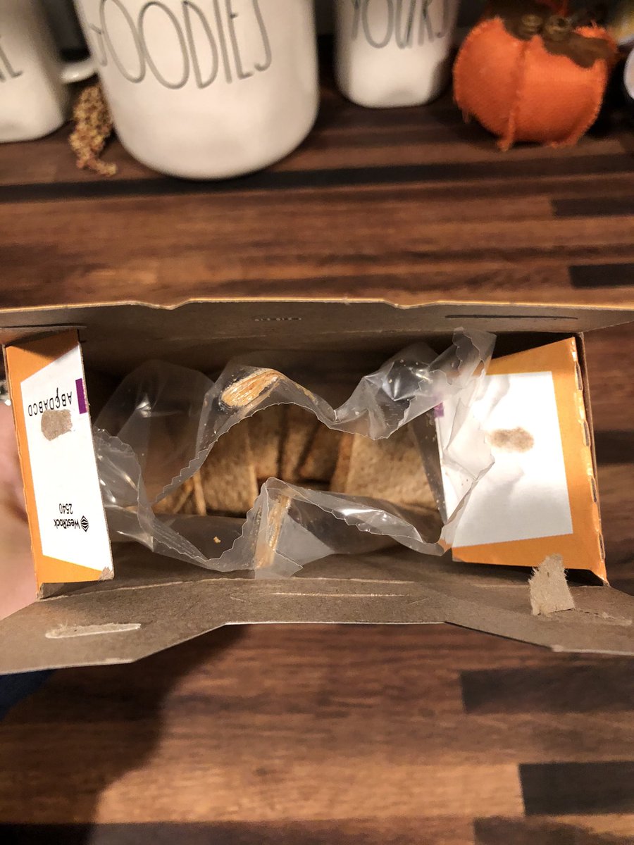 JackeeBeee's tweet photo. Hey @nabisco @WheatThins I opened this box to find the bag torn open already. What the heck?! https://t.co/2K4zZgzJPZ