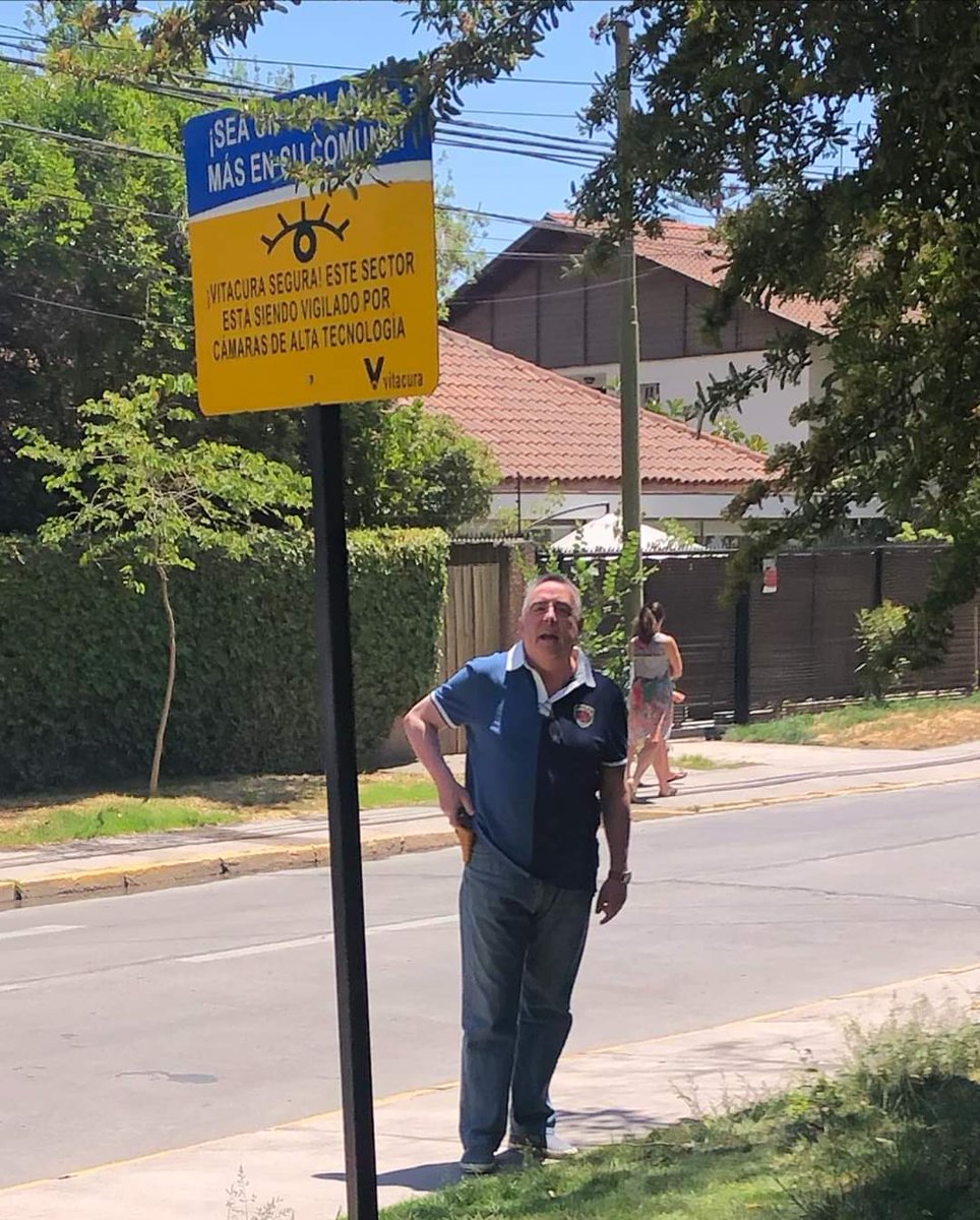 GuislaineC's tweet photo. @KarlaEnAccion Hoy 10 de noviembre a las 13:50 hrs. En la esquina de Las Hualtatas con Los Gomeros en la comuna de mientras participábamos de una pacífica cicletada este “hombre de bien” sacó un arma de fuego y apunto a unos 10 metros a un miembro argumentando que íbamos a destruir sus barrios. https://t.co/Ym8CV0vpFC