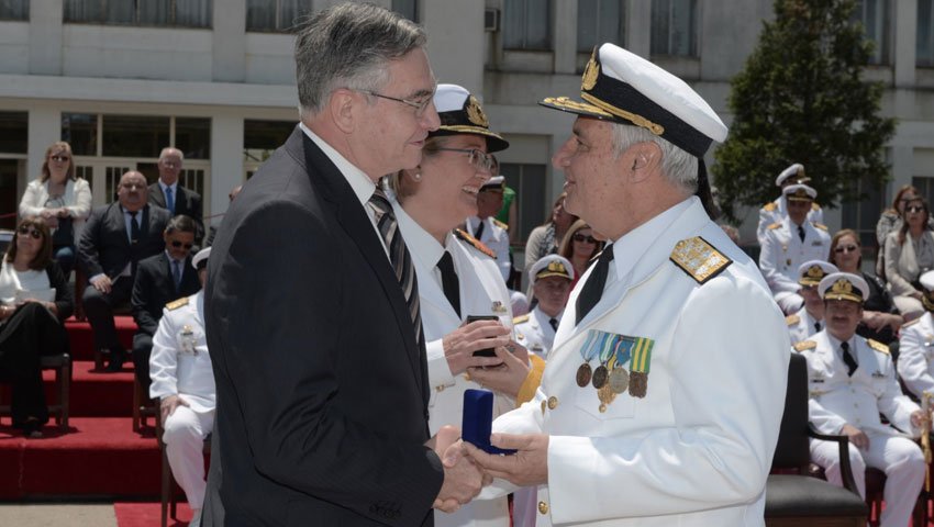 #viernes En la Plaza de Armas de la <a href="/EscuelaNavalArg/">Escuela Naval Militar ⚓ ARG 🇦🇷</a>, se llevó a cabo la entrega de medallas de oro y diplomas a 57 Oficiales Superiores que pasaron a situación de retiro