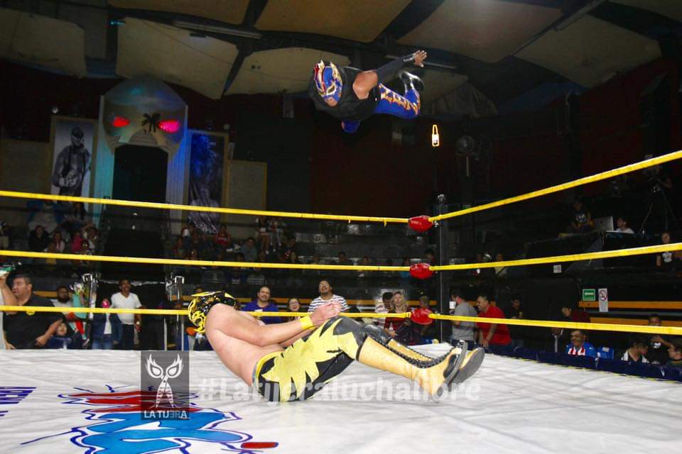 LaTijeraLucha's tweet photo. En espectacular mano a mano entre #NezaKid Vs #DragonFly en #ArenaNaucalpan con la función #MDA; donde el oriundo de ciudad Nezahualcóyotl sale con la mano en alto al realizar un vuelo desde el  esquinero y llevar a la cuenta de tres a su rival. 
#latijeraluchalibre https://t.co/D07Z3cwc7s