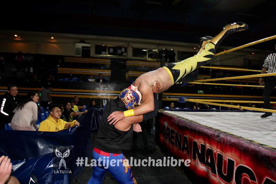 LaTijeraLucha's tweet photo. En espectacular mano a mano entre #NezaKid Vs #DragonFly en #ArenaNaucalpan con la función #MDA; donde el oriundo de ciudad Nezahualcóyotl sale con la mano en alto al realizar un vuelo desde el  esquinero y llevar a la cuenta de tres a su rival. 
#latijeraluchalibre https://t.co/D07Z3cwc7s