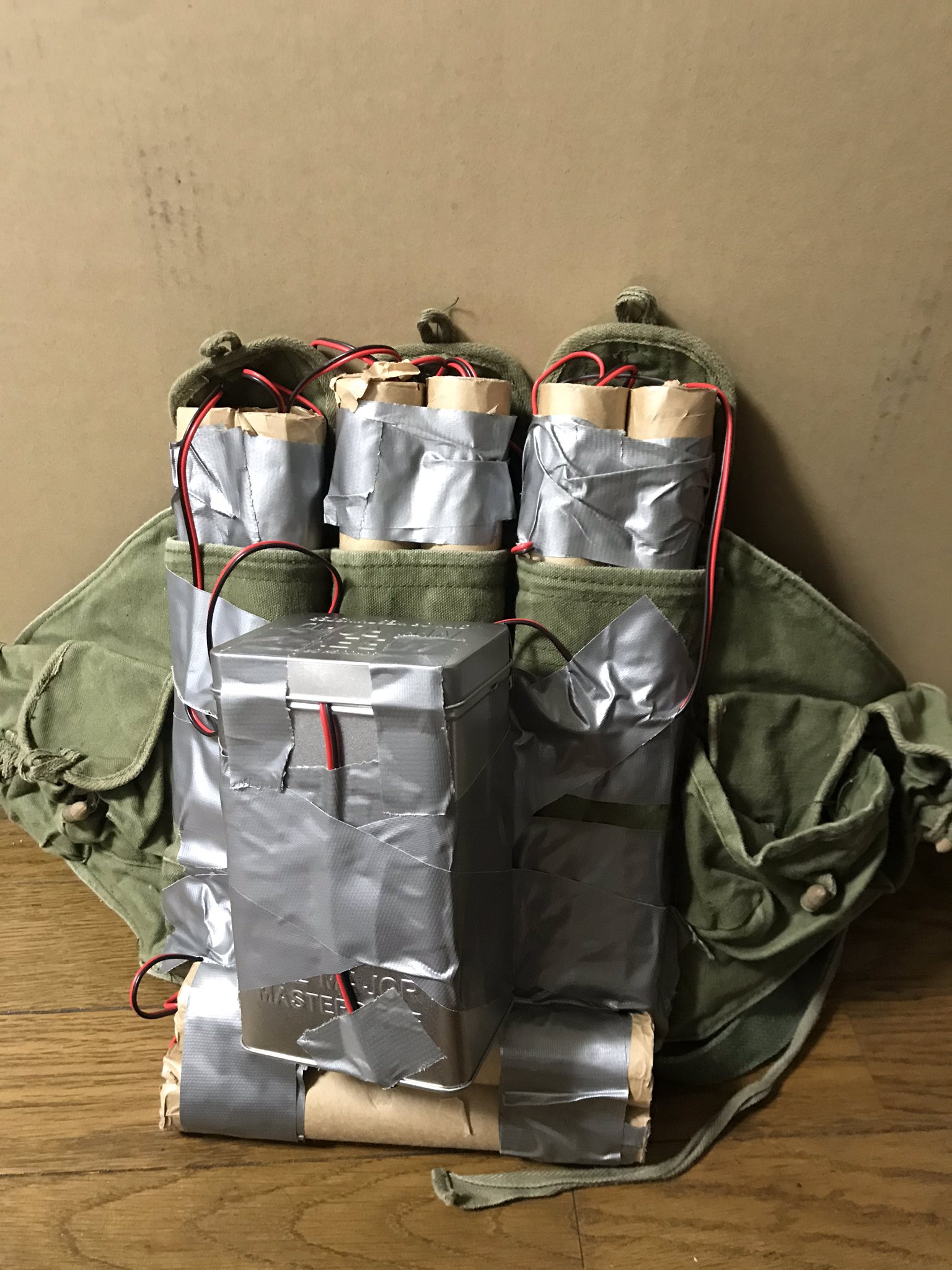 Shuga To 今回 海兵の方にハートロッカーの様なeodミッションを味わって頂く為に 自爆ベストにタイマーと解除する仕組み 電池を工具で外してもらう を組み込んで時限式にしました オペレーションモシュタラク T Co Rt5j24uzks Twitter