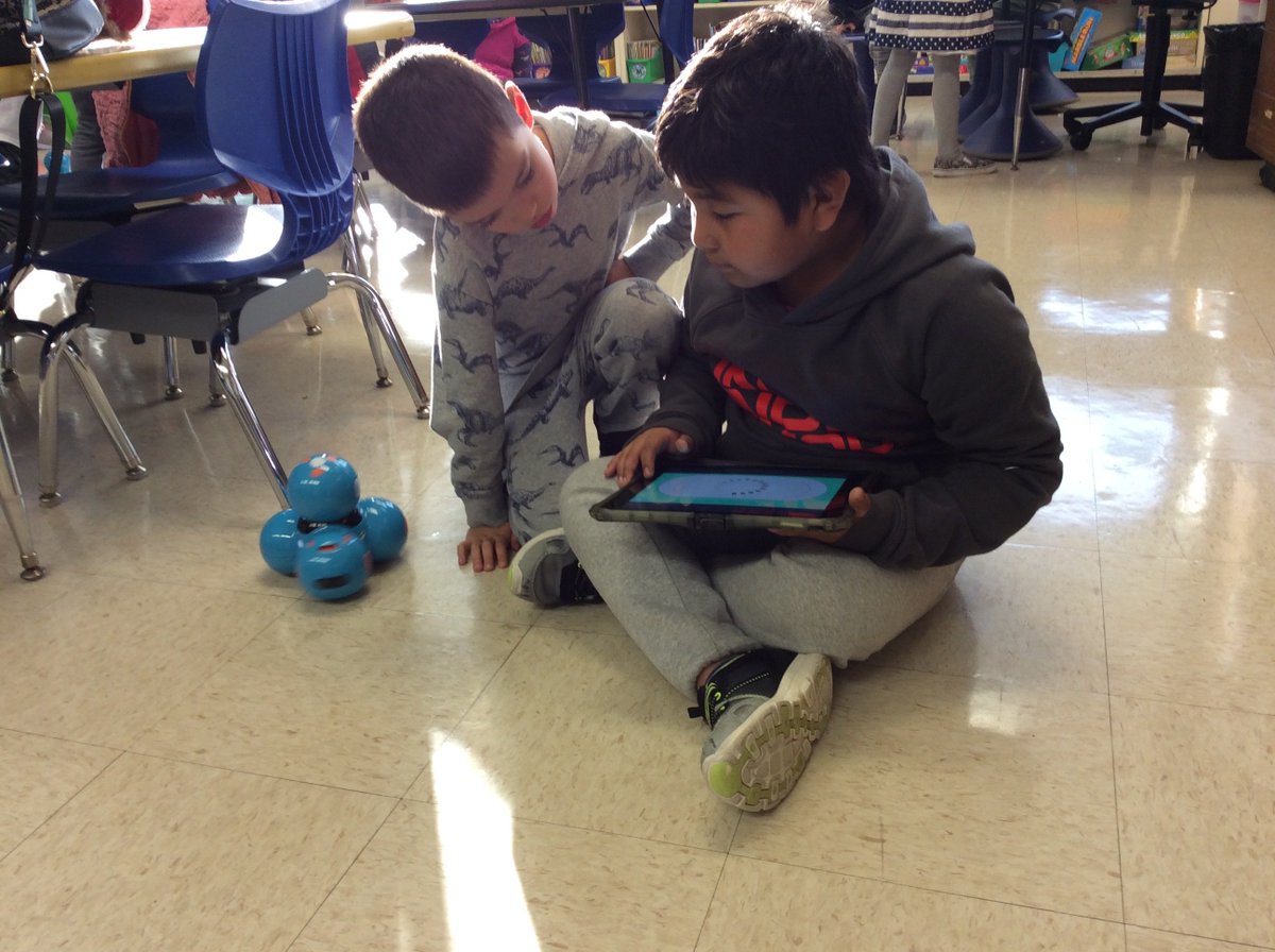 LindseyEMarch's tweet photo. These first graders love putting their coding skills to use during our Dash and Dot robotics unit! 🤖 #WeAre44 https://t.co/lgibvAD1D8