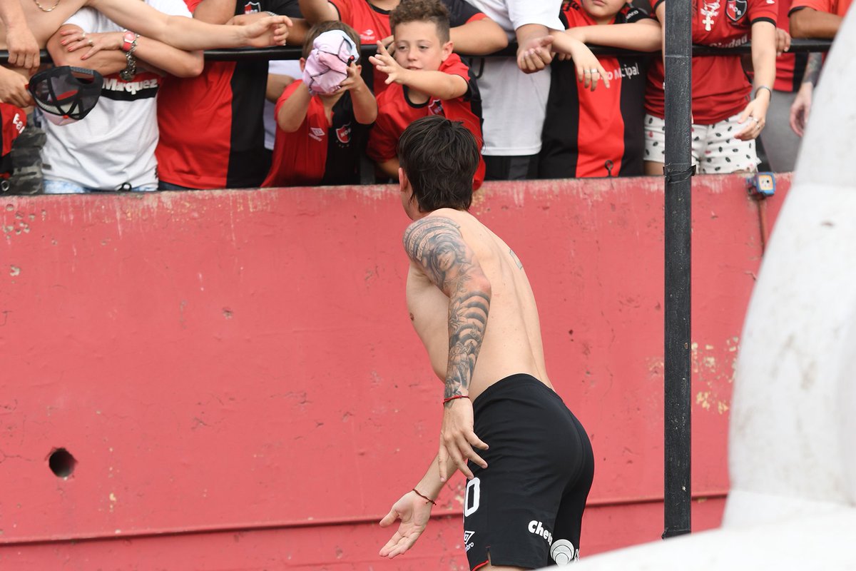 Newells's tweet photo. Tu ídolo te regala su camiseta y vos...

👀🔟 https://t.co/nH2tJpO9Am