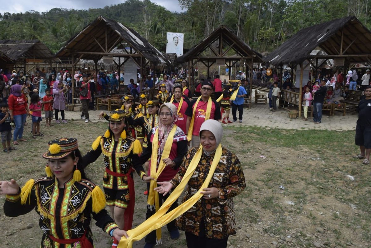Bawaslu Kabupaten Purworejo (@bawaslupwr) on Twitter photo Launching Desa Pengawasan Pemilu Kabupaten Purworejo di <a href="/PasarMenoreh/">PasarMenoreh</a> Desa Sedayu Kecamatan Loano Purworejo dimeriahkan oleh Tarian Dolalak dari Grup Mekar Wukir Sari, Minggu 10 November 2019
#desapengawas #destinasidigitalGenPI
#bawaslumengawasi #salamawas Launching Desa Pengawasan Pemilu Kabupaten Purworejo di <a href="/PasarMenoreh/">PasarMenoreh</a> Desa Sedayu Kecamatan Loano Purworejo dimeriahkan oleh Tarian Dolalak dari Grup Mekar Wukir Sari, Minggu 10 November 2019
#desapengawas #destinasidigitalGenPI
#bawaslumengawasi #salamawas