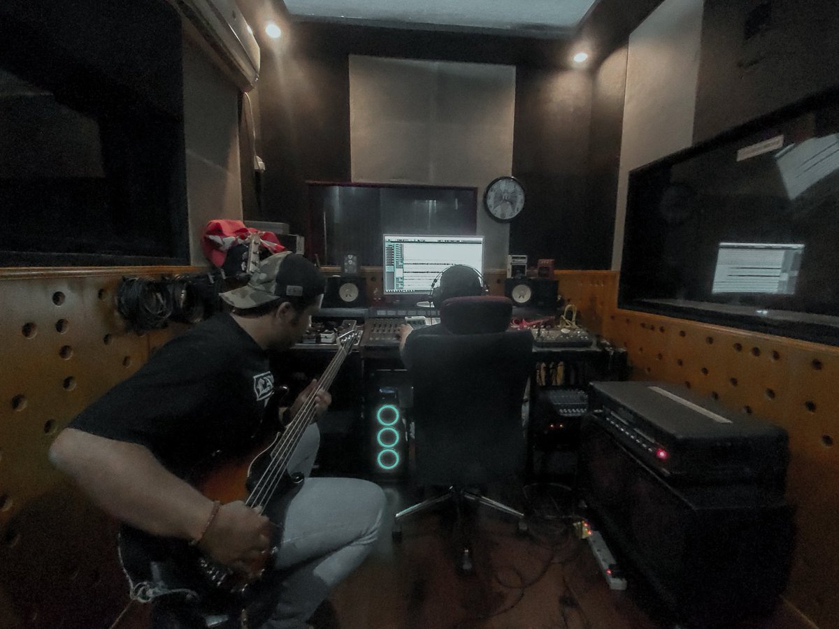 ™
Recording session
Day 4
…………………………
• Bass &amp; Vokal Take •
…………………………
⚠️
visit us on instagram to find some surprise~

#Katroxx #HardRock #HeavyMetal #recordingsession @ Venom Studio instagram.com/p/B4sI3F4H-Ef/