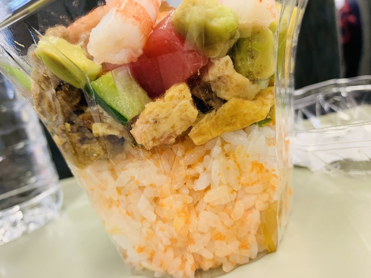 CONKSfujii's tweet photo. #コンクスグループ社員旅行2019
今年もついに始まりました！！！

行き先は【   熱海⠀】✨🦐🌊

特急に乗ってワイワイして向かってる最中です🤟🤟
朝ごはんは贅沢にカップ海鮮丼💗

お隣は……ウキウキ浮田さんっ！！！🤩

楽しみましょうっ！！🍒 https://t.co/N6csUI9JL1