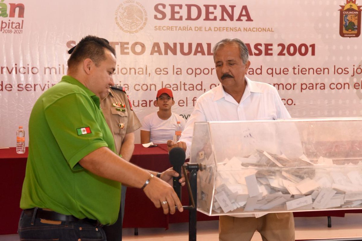 AyuntamientoCLN's tweet photo. El alcalde, @estradaferreiro, participó en el Sorteo Anual para la selección de conscriptos del Servicio Militar Nacional.
Más información: https://t.co/jZxMzKm7tR
#CuliacánCiudadCapital
#JesúsEstradaFerreiro 
#GobiernodeCuliacán https://t.co/NvsC1BGcto