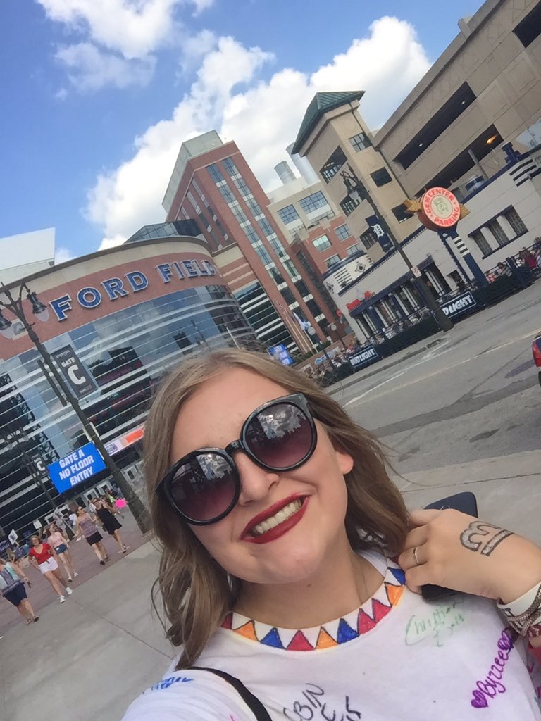 jade_iemrgs's tweet photo. this was the best night of my swiftie life 🥺🖤✨#repTourDetroit #2yearsofreputation https://t.co/1O9v3wZ8AT