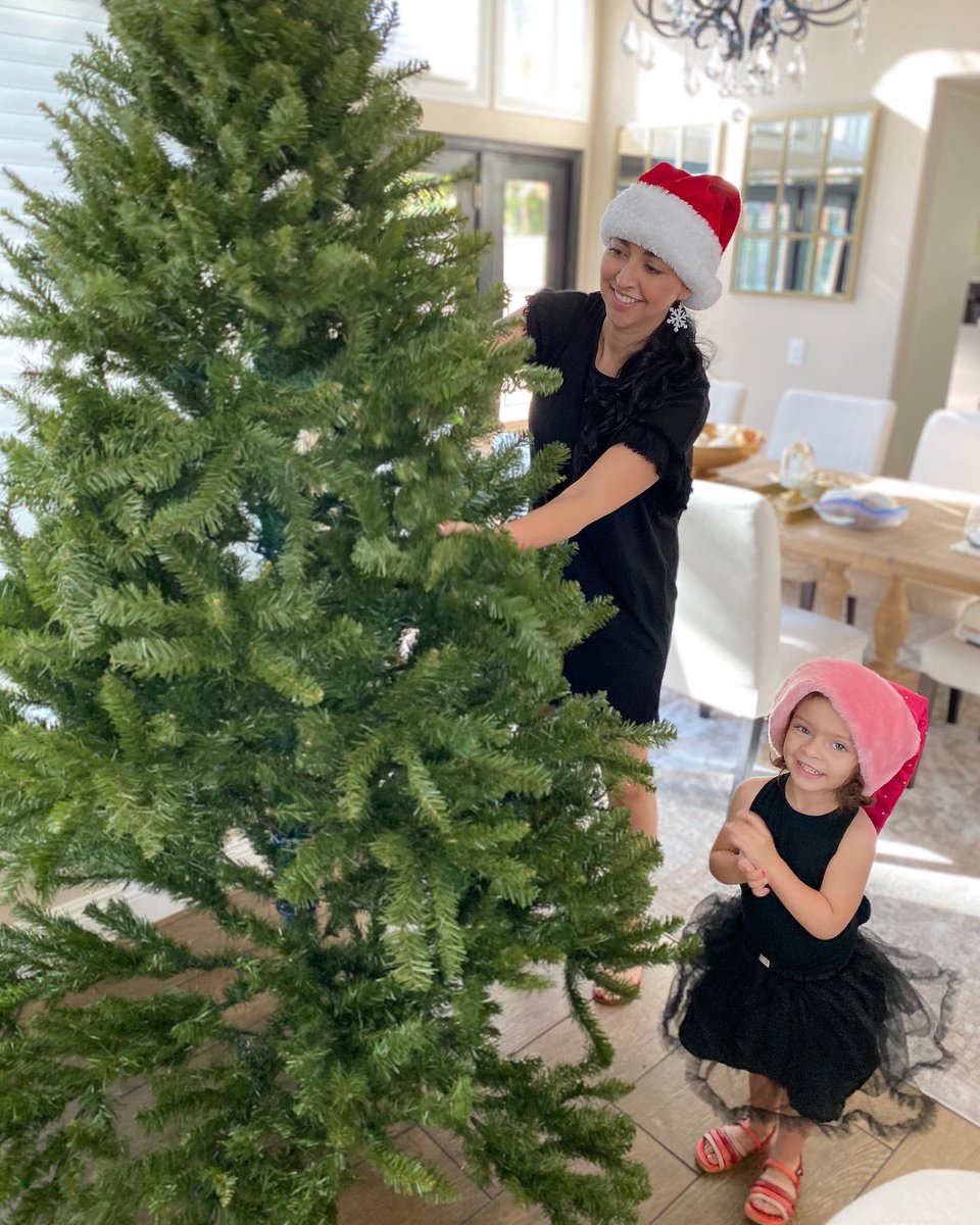 edgarisotelo's tweet photo. Christmas Gear On ✅ Ready to decorate 🎄thanks to Christmas Lover “My Wife” 👸🏻TooSoon?
Janet ya nos tiene uniformados para decorar la casa de Navidad.
#LosSotelo #Chukus #SoteloSisters #LosSotelosChristmas https://t.co/2OgiBPYgAw