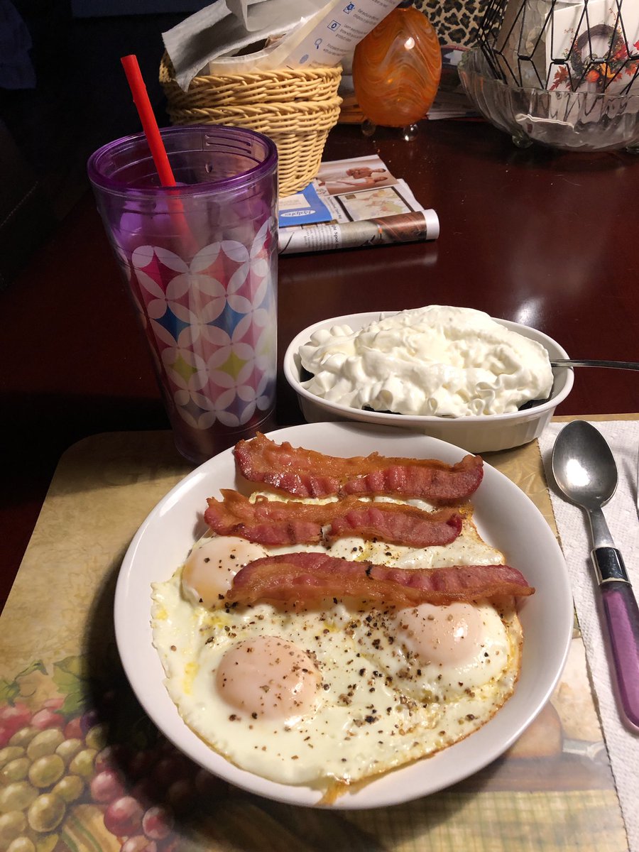 carson_louis's tweet photo. Dinner 🥘 sunny ☀️ side up eggs 🍳 with bacon 🥓, blackberries with whip cream , and tea 🍵 yummy 😋 nom nom 😋 nom #sunnysideupeggswithbacon #blackberrieswithwhipcream #icecoldtea #yummynomnomnom😋🍰 https://t.co/N5sBjp7DGx