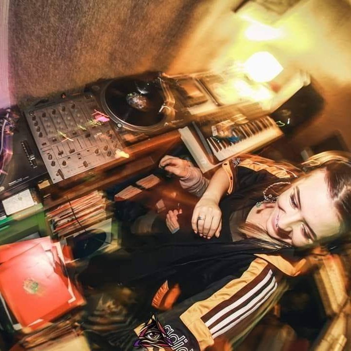 A cheeky #pressshot I had done a few weeks back! By #IlluminartyImages on #Facebook get at #Luicifer  for all your photography needs he is amazing! 🖤#MADUZA23 #MADUZA #MADUZA303 #Medusa #Medusa23 #Medusa303
#Female #DJ #vinyljunkie pic.x.com/ao3VQOKoDM pic.x.com/oIGc6rhO4D