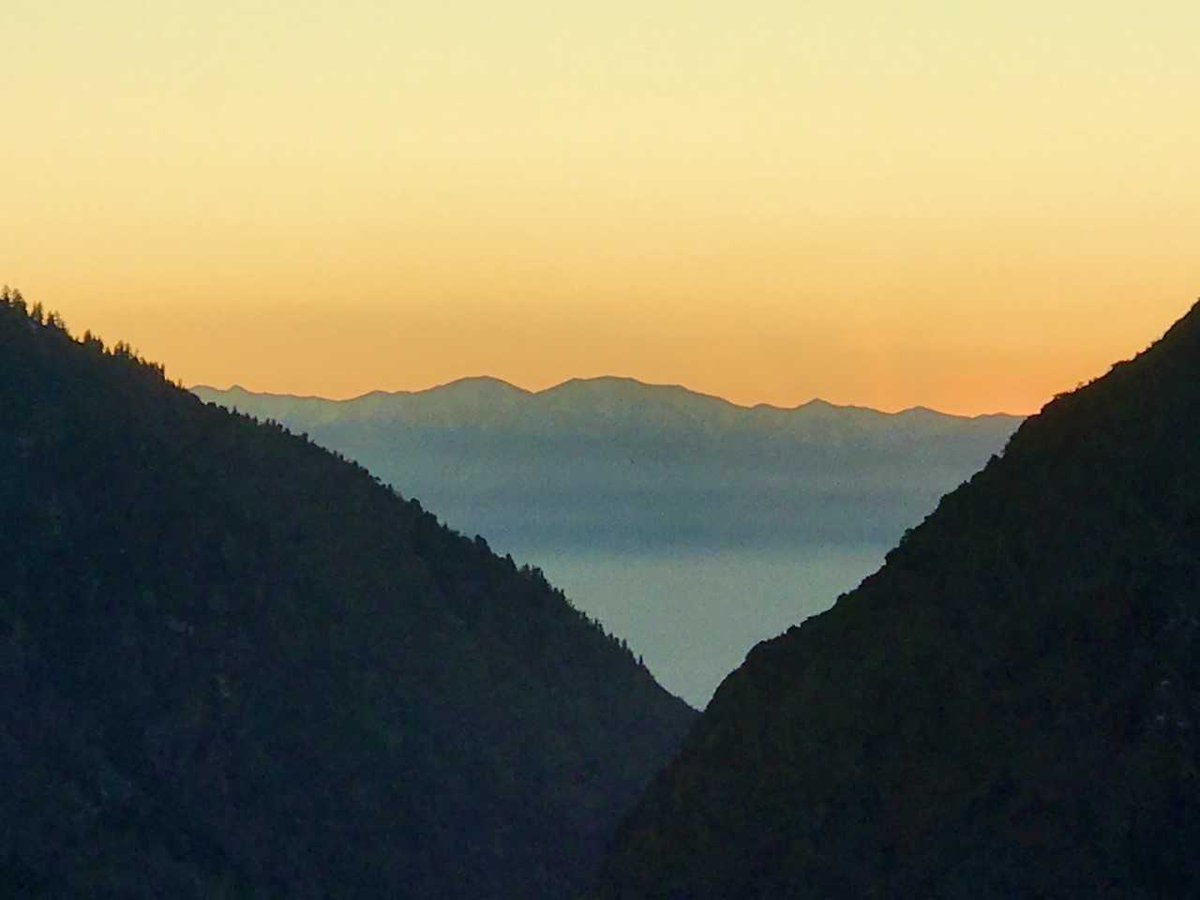 AlanaBrophyWX's tweet image. Great shot of the haze from @MichaelLab06 --- on the upside,  a tiny bit of mixing actually had air quality mixing into the green in Salt Lake &amp;amp; Utah Co.  We made it to the 60s again, too. @abc4utah #utwx